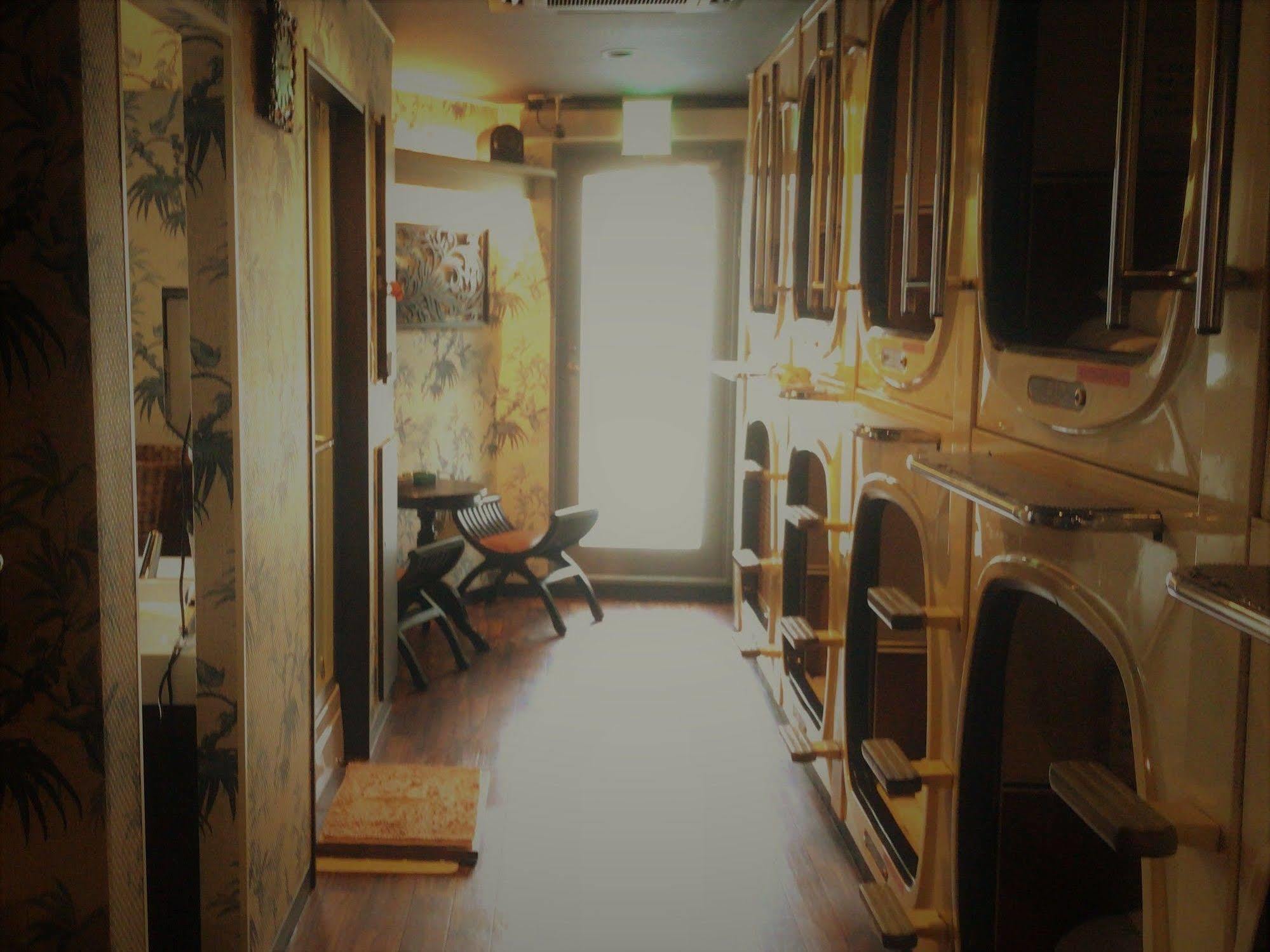 Capsule Shimbashi Hotel a capsule *